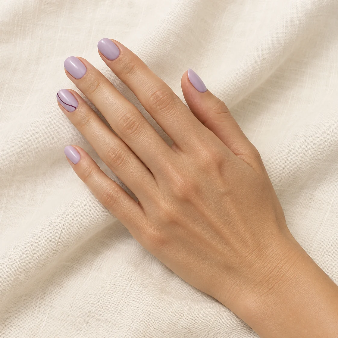 Uñas lavanda con un fino trazo ciruela sobre lino marfil